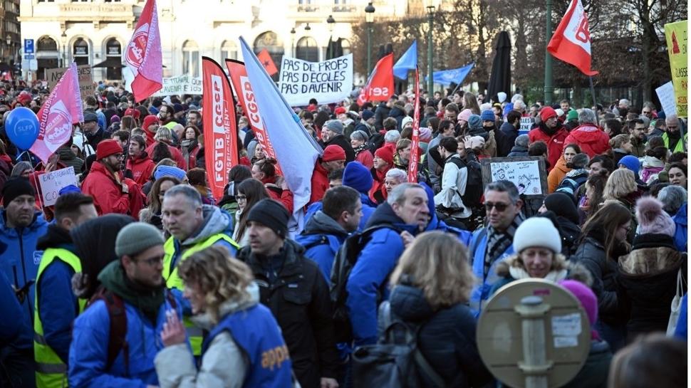 Brüksel'de hükümet protestosu büyüyor! Binler sokakta