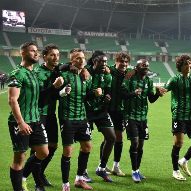 Sakaryaspor evinde Hatayspor'u rahat ge�ti