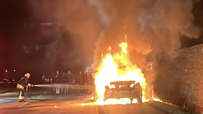 Samsun'da seyir halinde alev alan l�ks otomobil kullan�lamaz hale geldi