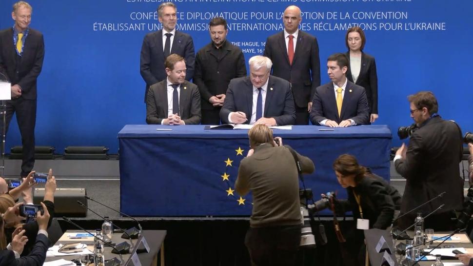 30'dan fazla �lke Ukrayna i�in birle�ti! �lk imzalar Lahey'de at�ld�