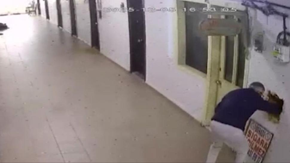 40 bin dolarl�k saati b�yle �alm��lar! �nce duvar� delip...