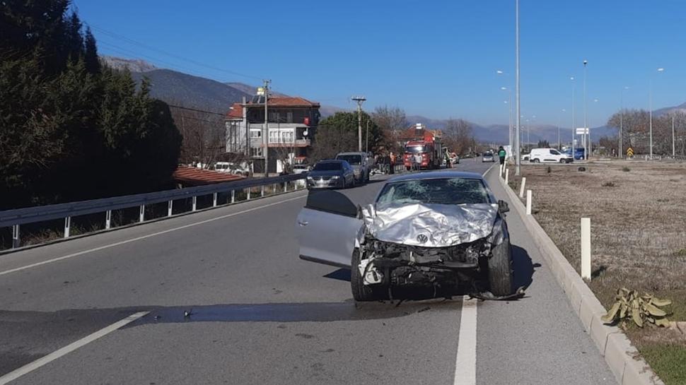 Denizli'de 2 otomobil çarpıştı: 1 kişi hayatını kaybetti