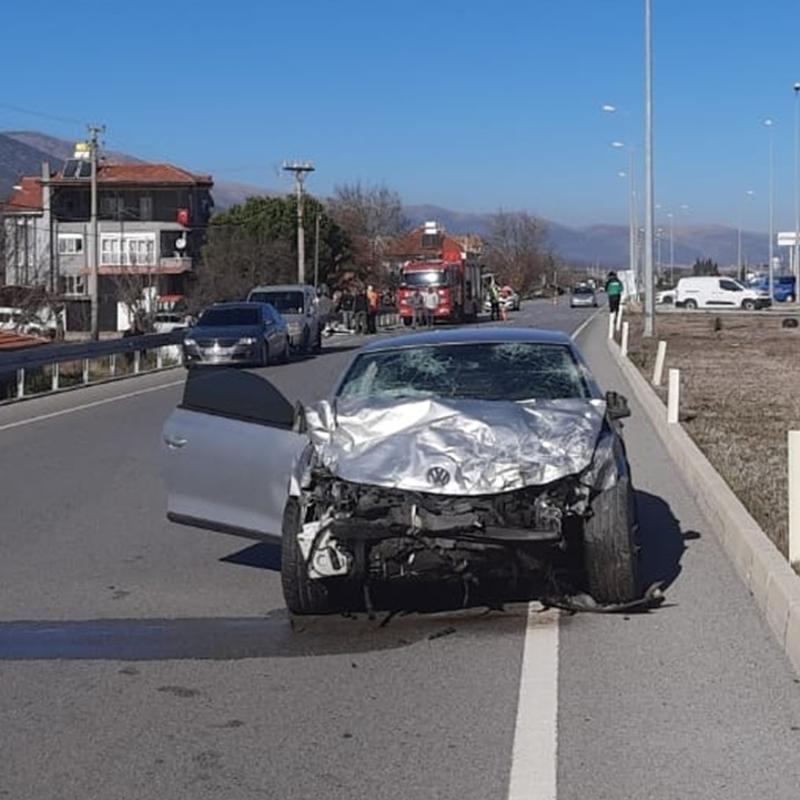 Denizli'de 2 otomobil �arp��t�: 1 ki�i hayat�n� kaybetti