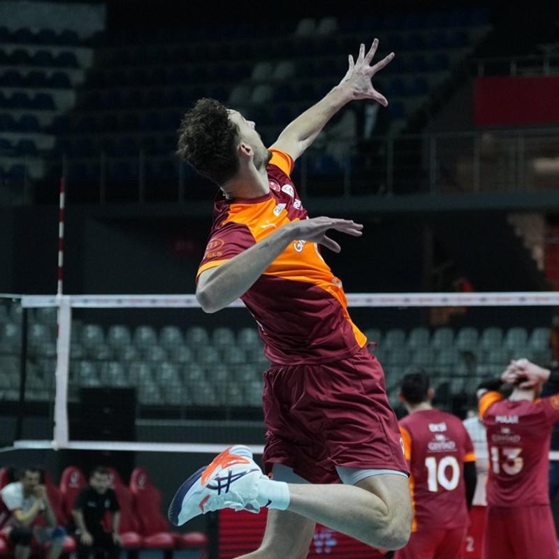 Galatasaray, �stanbul Gen�lik'i karar setinde devirdi