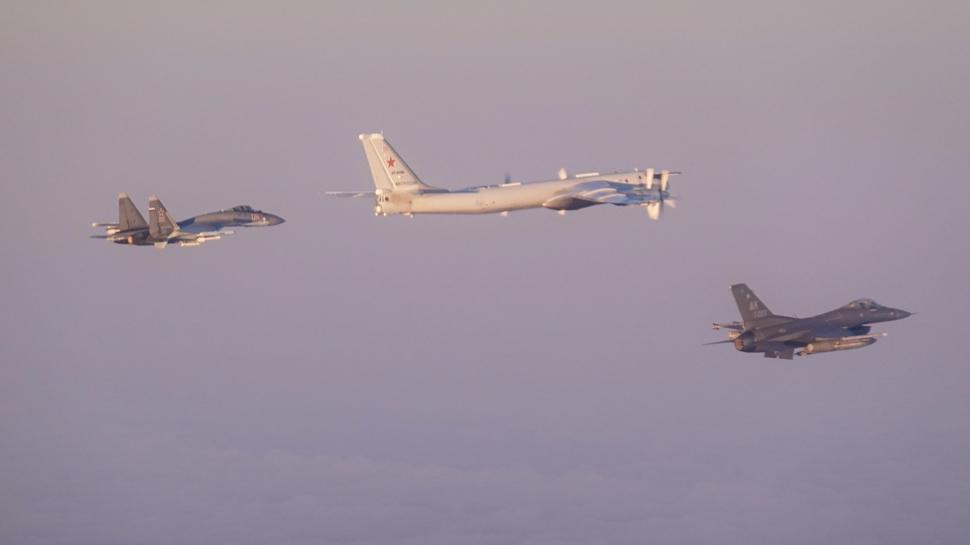 Karadeniz'de gerginlik tırmanıyor... Rus bombardıman uçaklarından gövde gösterisi