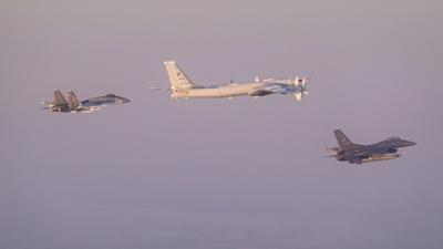 Karadeniz'de gerginlik t�rman�yor... Rus bombard�man u�aklar�ndan g�vde g�sterisi