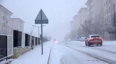 Van'da kar ve sis hayat� fel� etti