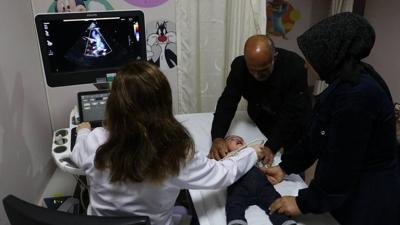 Yar�m kalple do�du: Tedaviyle hayata tutundu