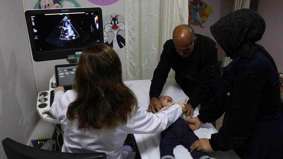 Yarım kalple doğdu: Tedaviyle hayata tutundu