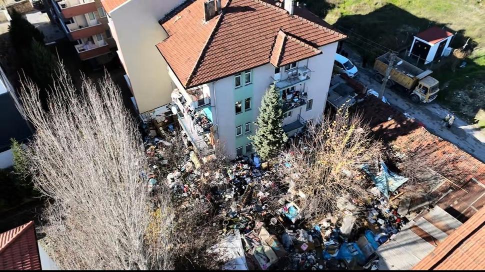 Ekipler gözlerine inanamadı! Çöp evden çıkanlar şaşırttı