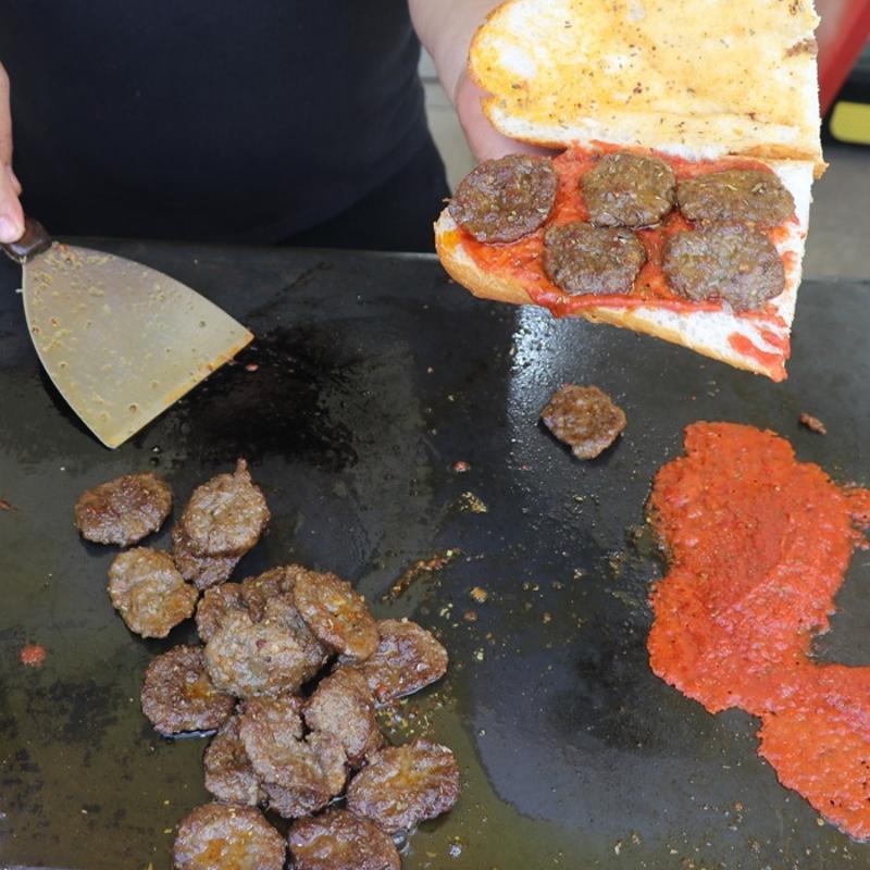 Sulu sulu k�ymal� k�fte tarifi: 10 dakikada haz�r! Sokak k�ftecilerinin p�f noktas� so�an suyu