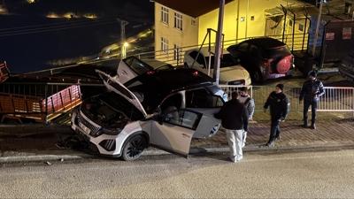 Artvin'de otomobil park halindeki minib�se �arpt�: 3 yaral�