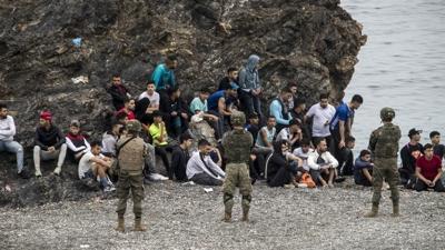 �spanya'da 400 g��men bar�nd�klar� binadan polis zoruyla tahliye edildi