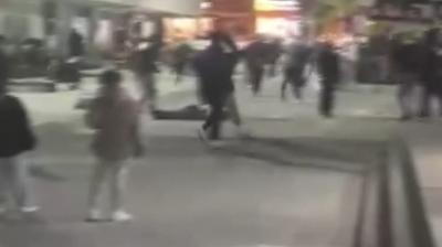 Ortal�k sava� alan�na d�nd�: Taburelerin u�u�tu�u kavga kamerada