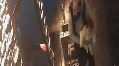 Sosyal medyada ��rendi... Heimlich manevras�yla hayat kurtard�