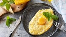 Kokusu mide kaz�nd�r�yor: �ki peynirli omlet tarifi: Tavaya yay�n