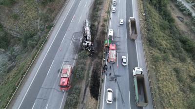 Otoyolda t�r facias�! 2 ki�i hayat�n� kaybetti