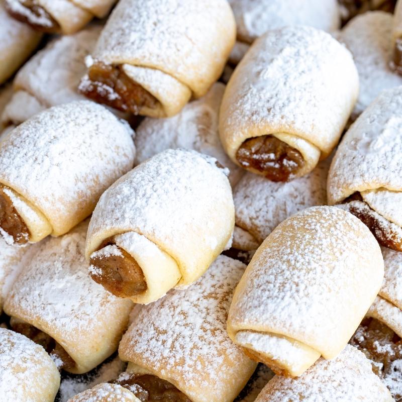 �ay�n en lezzetli i�birlik�isi: A��zda k�y�r k�y�r da��lan elmal� kurabiye tarifi