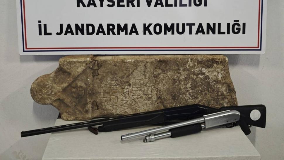 Kayseri'de tarihi eser kaçakçılığı... Yüzlerce yıllık mezar steli ele geçirildi