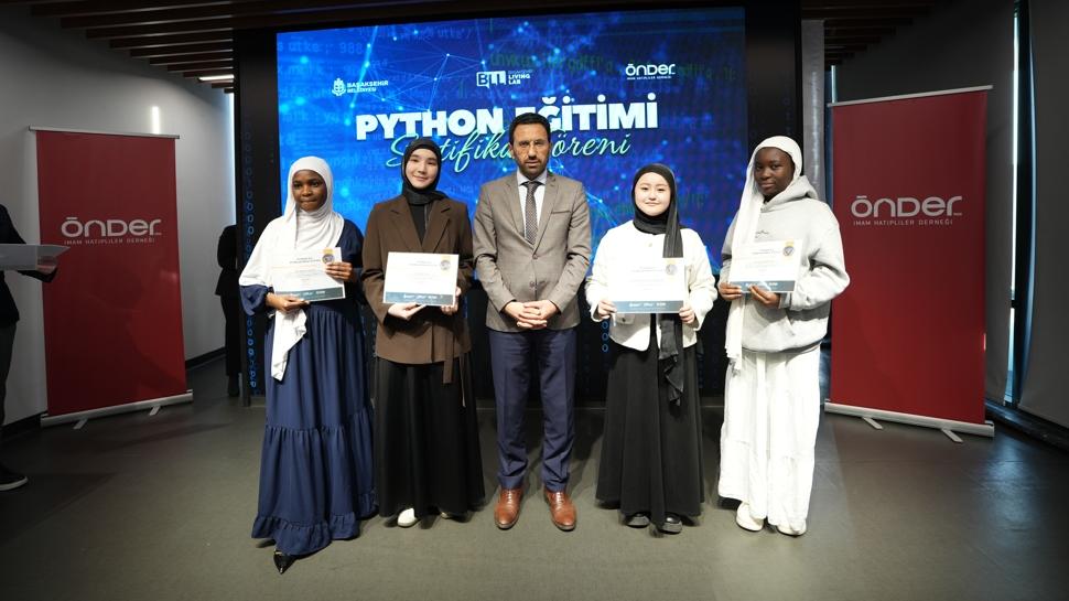 Lise öğrencileri Python sertifikası aldı