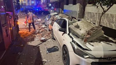 Zeytinburnu'nda faciadan dönüldü... Metruk binadan beton parçalar düştü