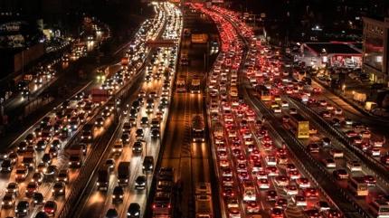 �stanbul'da trafik �ilesi bitmiyor! Yo�unluk havadan g�r�nt�lendi