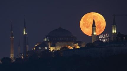 Mukaddes �� aylar ba�l�yor