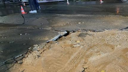 Tonlarca su bo�a akt�! Yol yar�ld�