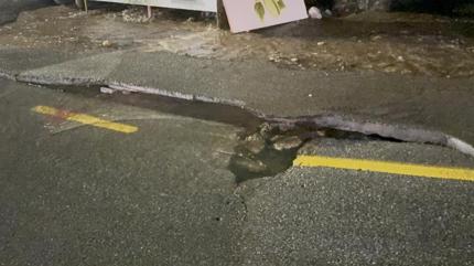 Yol yar�ld�! Tonlarca su bo�a akt�