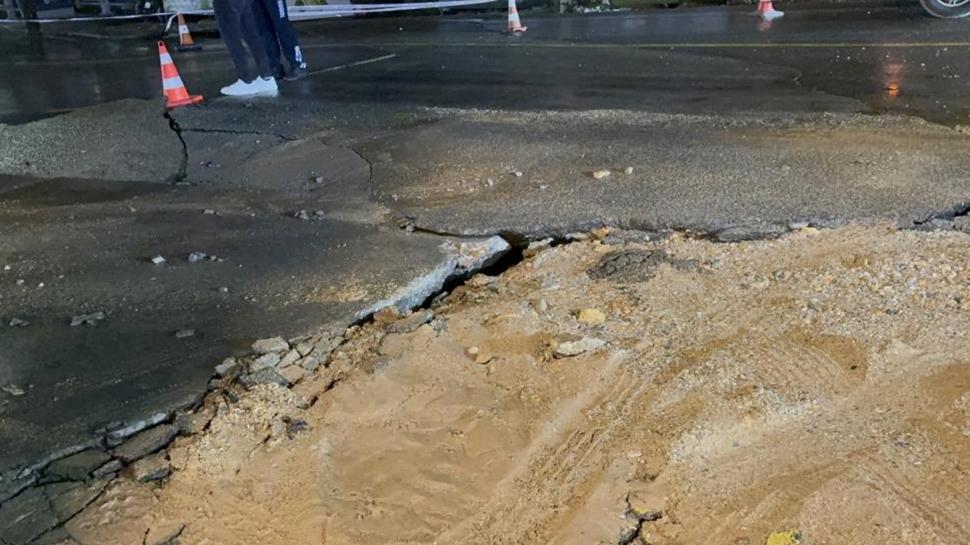 Tonlarca su boşa aktı! Yol yarıldı