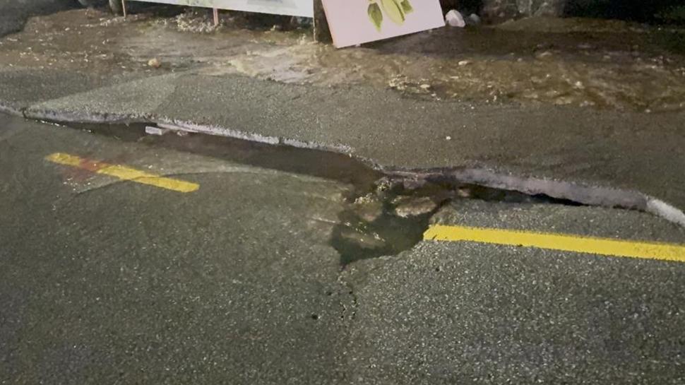 Yol yarıldı! Tonlarca su boşa aktı