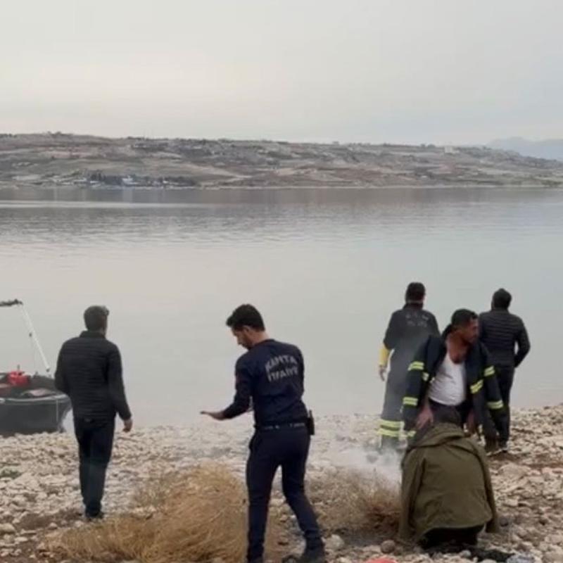 Ad�yaman'da baraj g�l�nde tekne alabora oldu: 5 ki�iden 1'i kay�p