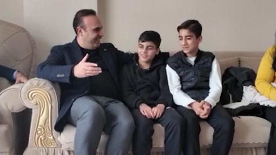 Türkiye'nin takdirini kazandılar! Bakan Kacır'dan altın dolu çantayı sahibine ulaştıran çocuklara sürpriz