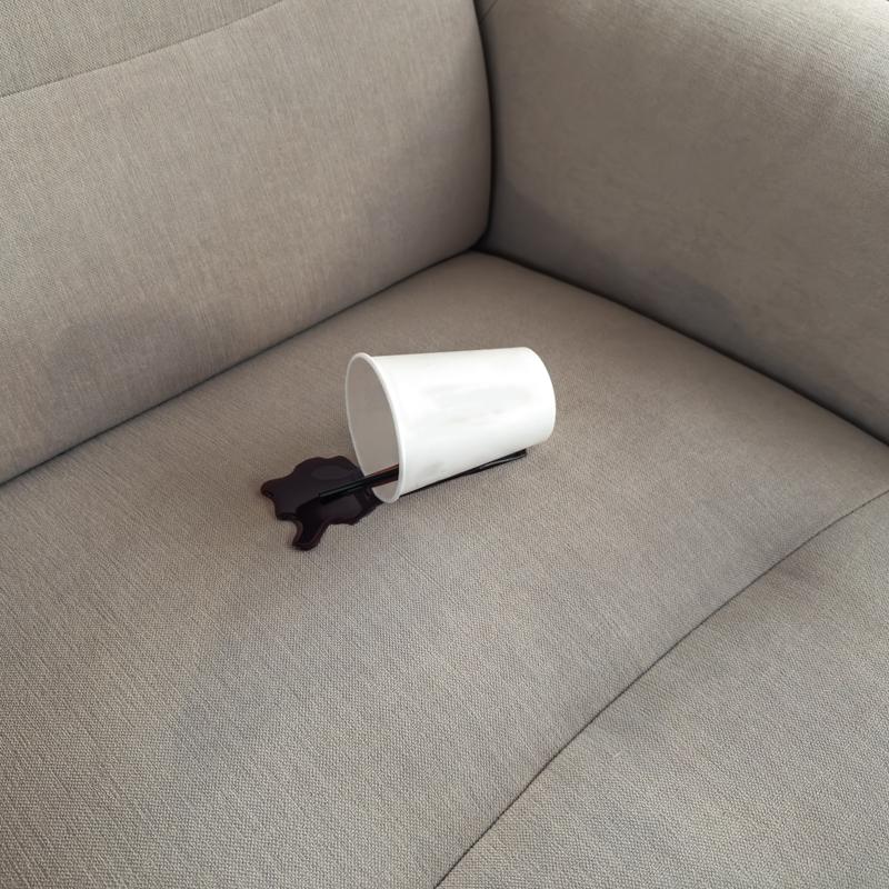 Berjerdeki kahve lekesini ��karmak bu kadar kolay! G�ne� g�rm�� kar gibi eriyor