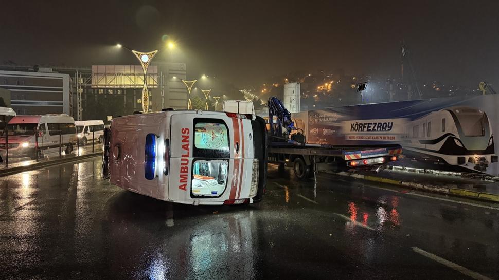 Hasta ta��yan ambulans minib�sle �arp��t�! Yaral�lar var