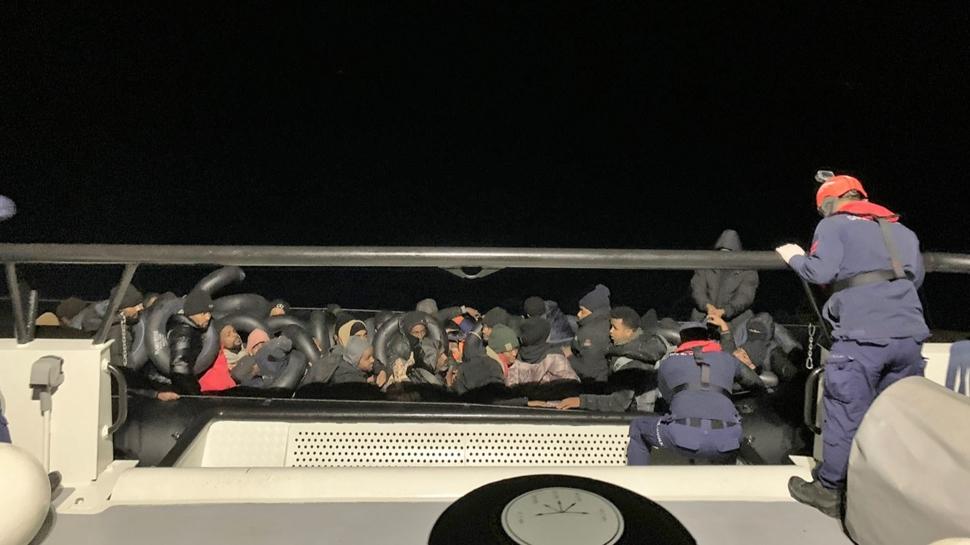 İzmir açıklarında 44 düzensiz göçmen yakalandı, 18 düzensiz göçmen kurtarıldı