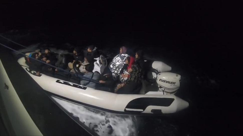 İzmir'de düzensiz göçmen operasyonu: 8'i çocuk 56 kişi yakalandı