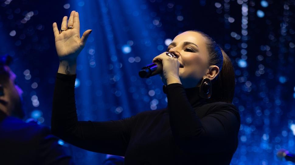 Merve Özbey'in konser tarzı siyah kuğuya benzetildi!