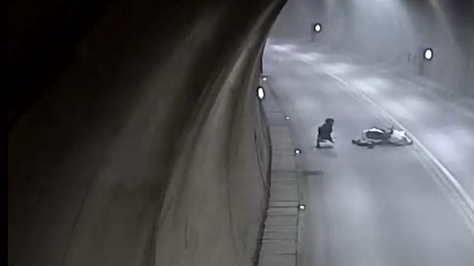 Motosikletle takla attı, 1 dakika sonra kalkıp yola devam etti