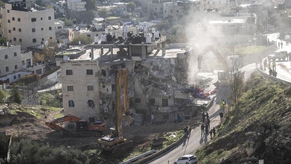 Soykırımcı İsrail, Filistinlilere ait binayı yıktı