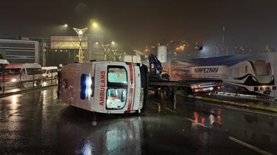 Hasta ta��yan ambulans minib�sle �arp��t�! Yaral�lar var