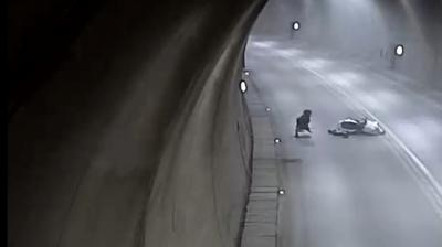 Motosikletle takla att�, 1 dakika sonra kalk�p yola devam etti