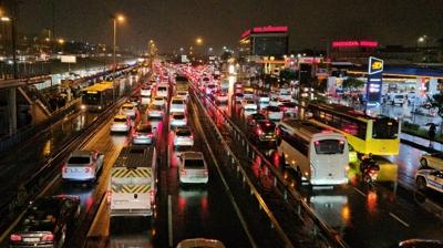 Ya�murla gelen trafik kabusu! Harita k�rm�z�ya b�r�nd�