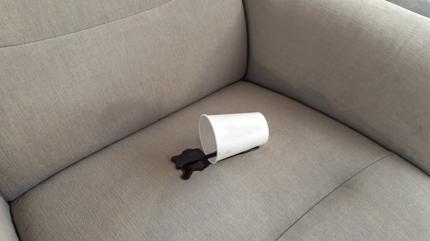 Berjerdeki kahve lekesini ��karmak bu kadar kolay! G�ne� g�rm�� kar gibi eriyor