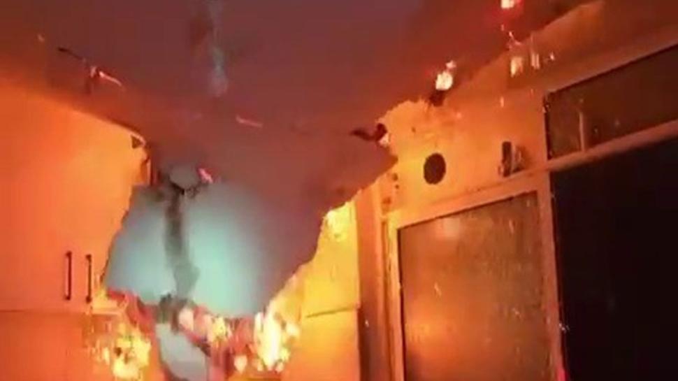 Yangında tavan çöktü, itfaiye ekipleri ölümden döndü