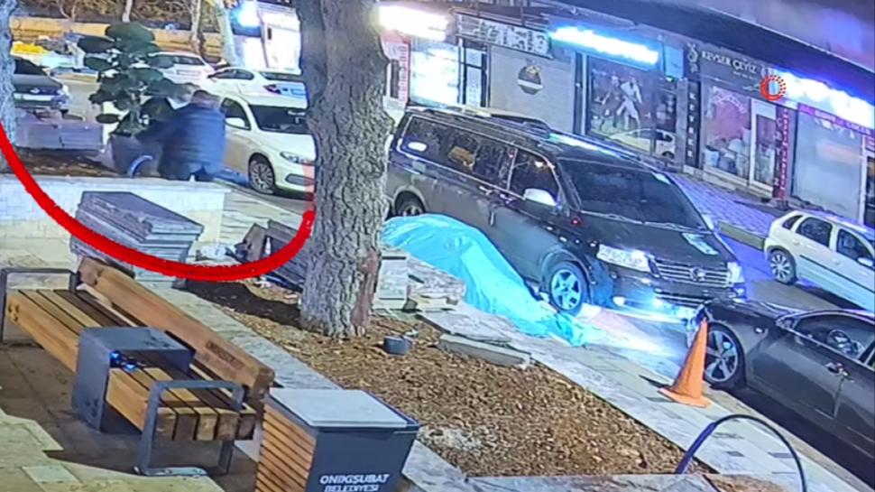 Akıllara durgunluk veren hırsızlık... Parktan ağacı böyle çaldılar