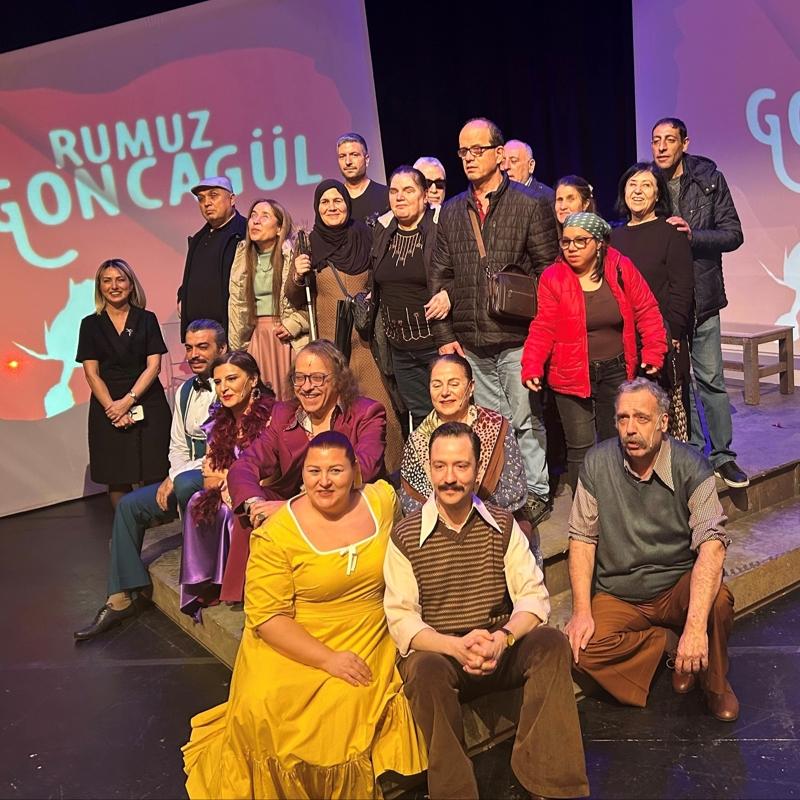 Engelleri a�an tiyatro oyunlar� AKM'de seyirci ile bulu�uyor