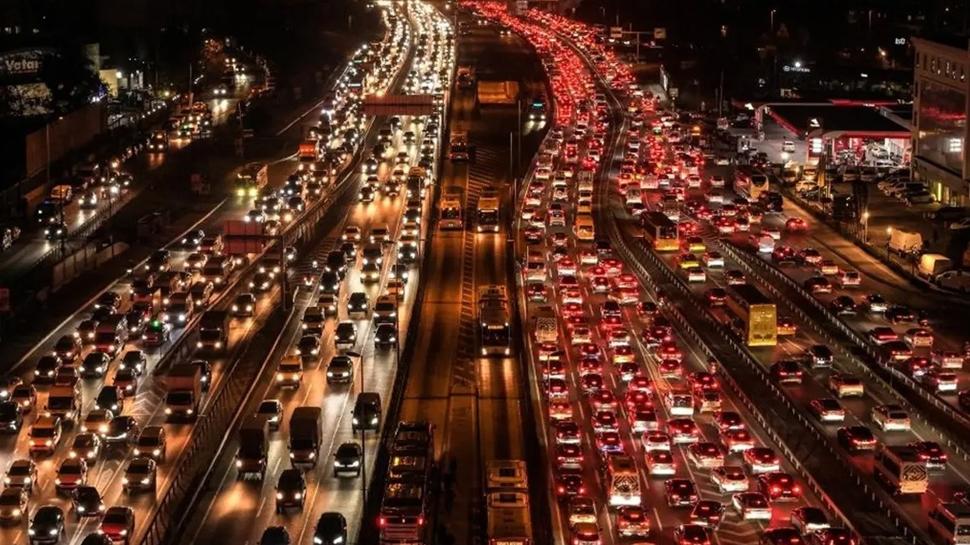 İstanbul'da akşam çilesi: Yağmurla birlikte trafik kilitlendi