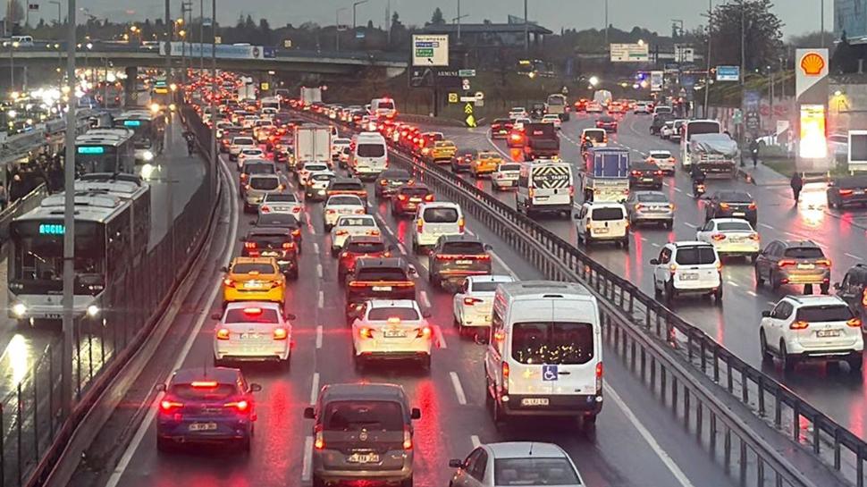 Köprüler ve ana yollar durma noktasında! İstanbul'da trafik kilit
