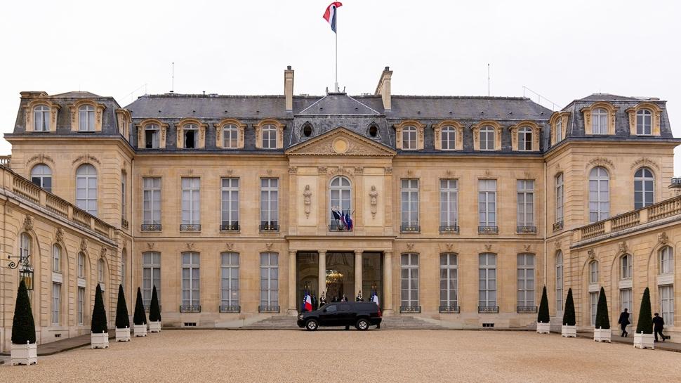 Macron'un sarayını garson soydu